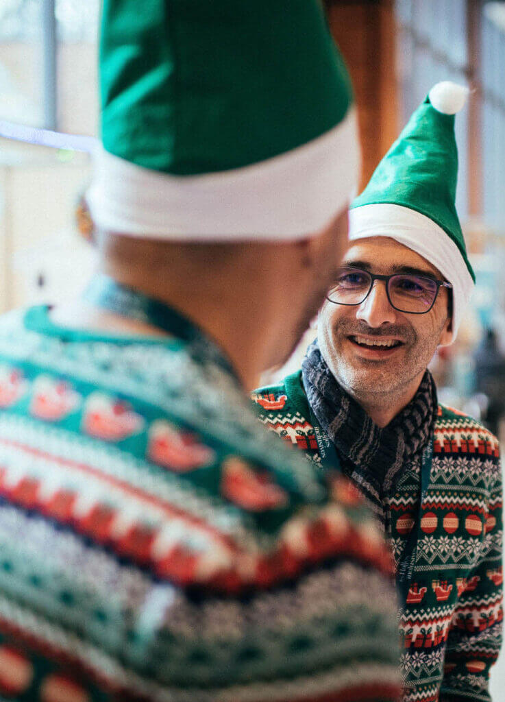 deux hommes avec des chapeaux de lutin vert - Halles inclusives